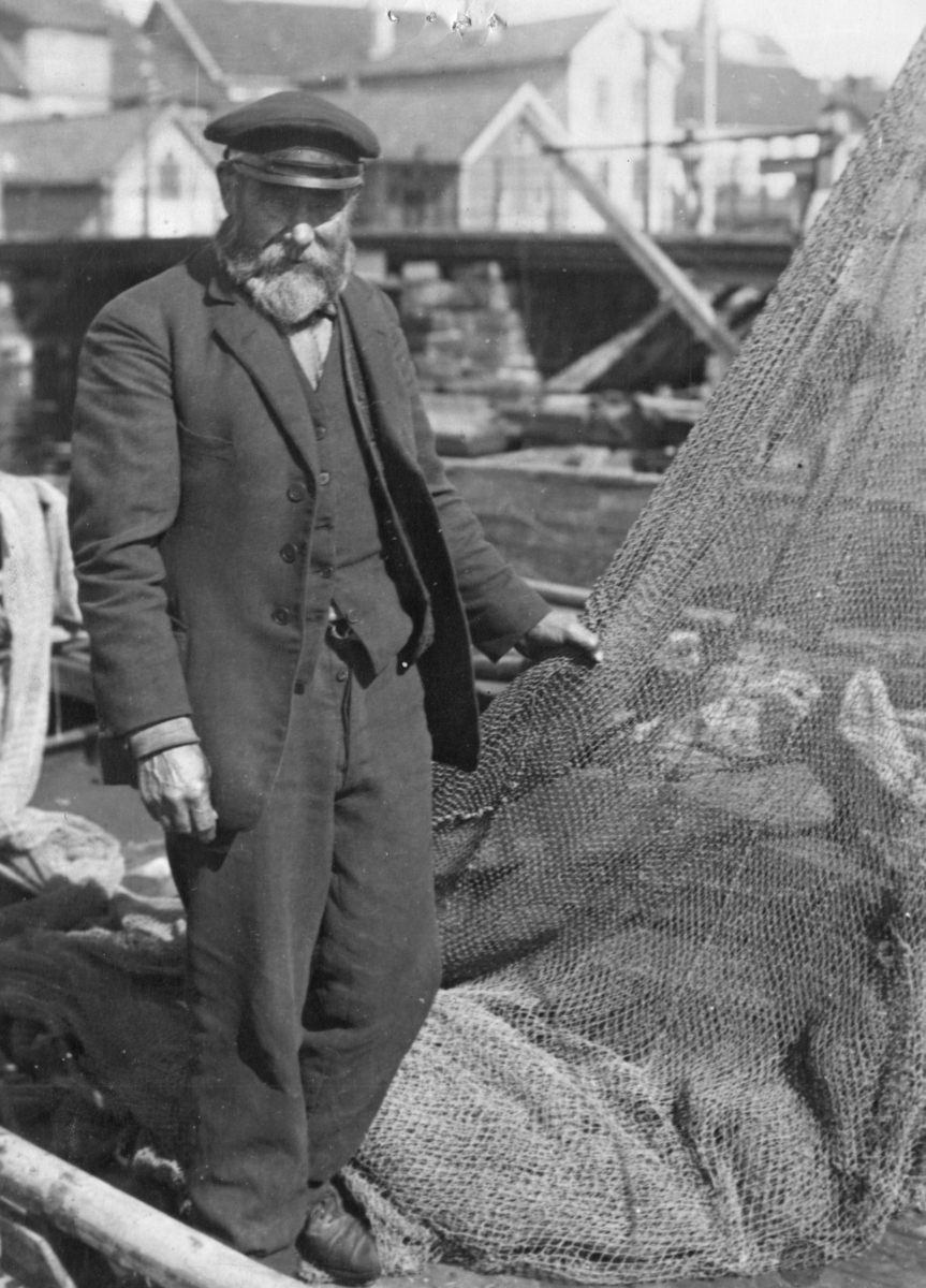 Fisker ombord i båten sin ved Blindtarmen. ca. 1920 - 40