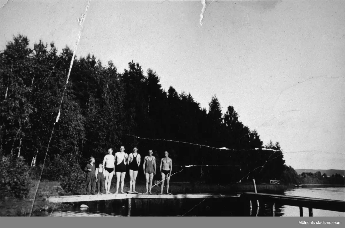 Två pojkar och fem badklädda män poserar ståendes på en brygga, eventuellt på Stenungsön, 1930-tal. Där familjen Alberts (Karl Alberts) hade ett sommarhus.