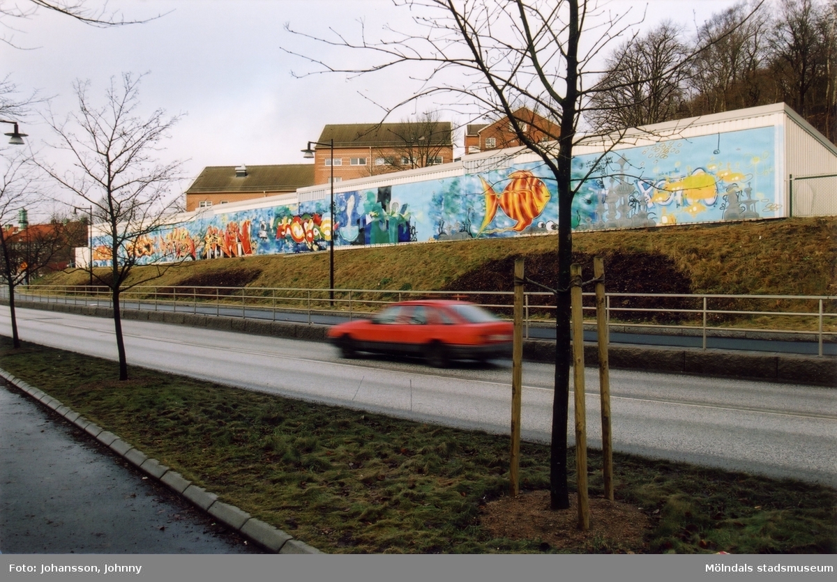 Graffiti längs Kvarnbygatan i Mölndal, år 2003.