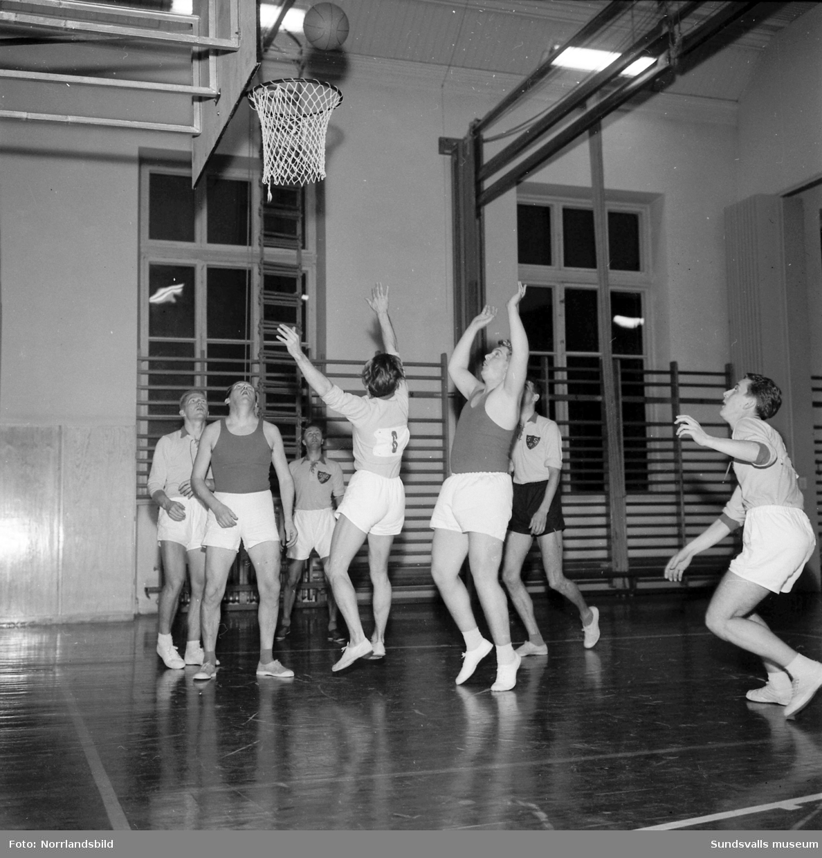 Basketmatch i läroverkets (Hedbergska) gymnastiksal.