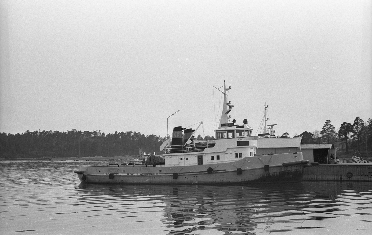 Fartyg: SIMSON                        Byggår: 1966Varv: ÅSI-verken,ÅmålÖvrigt: 1982 såld till Oxelösunds hamn AB1994 april omdöpt till SIM1994 dec såld till Jacobstads Bogser ABPietassaari Hinaus O/Y i Finland återfick namnet SIMPSONByggdes på ÅSI-verken i Åmål 1966