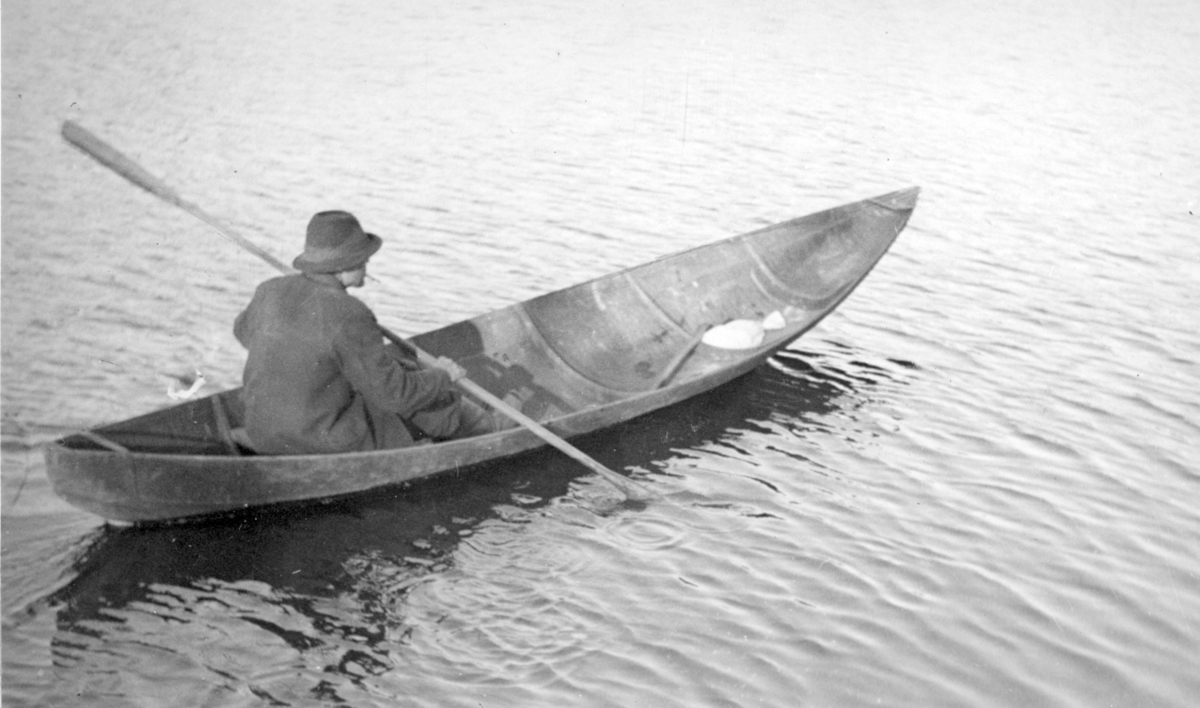 Båtmästare Isak Juhola i en äsping som han byggt. Gåva av Institutet för folklivsforskning 1953. tryckt i Folk-Liv 1947