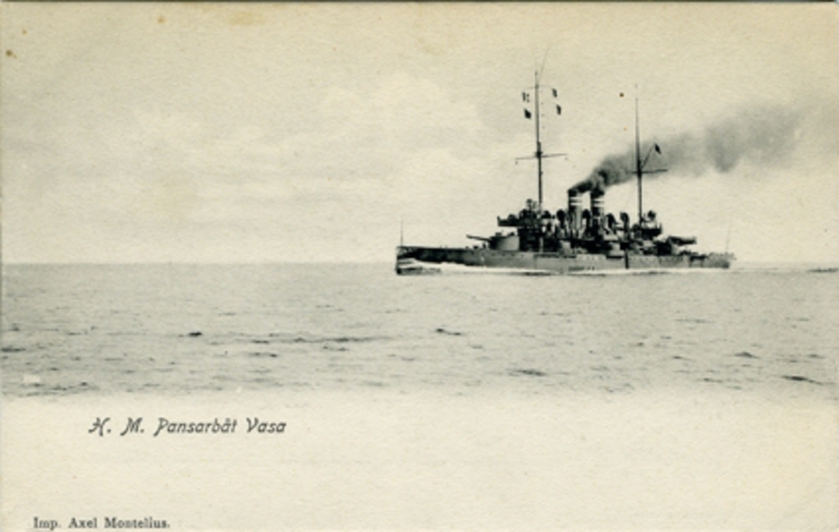 H. M. Pansarbåt Vasa
Imp. Axel Montelius
JLUSTR Aug. Bellander Hamburg
[på baksidan har C. G. Jackson skrivit:] "Passerade Ytterslängan kl 1120 fm. lördagen den 1 augusti 1914."