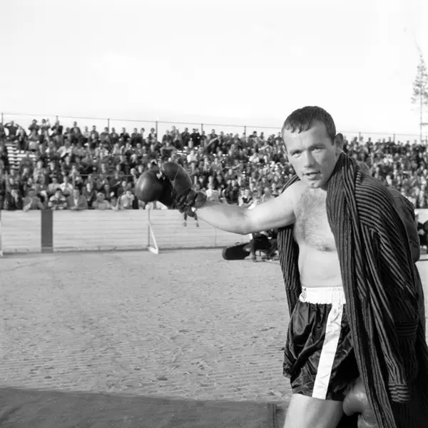 Nyblivna Boxningsvärldsmästaren I Tungvikt, Ingemar Johansson, Var ...