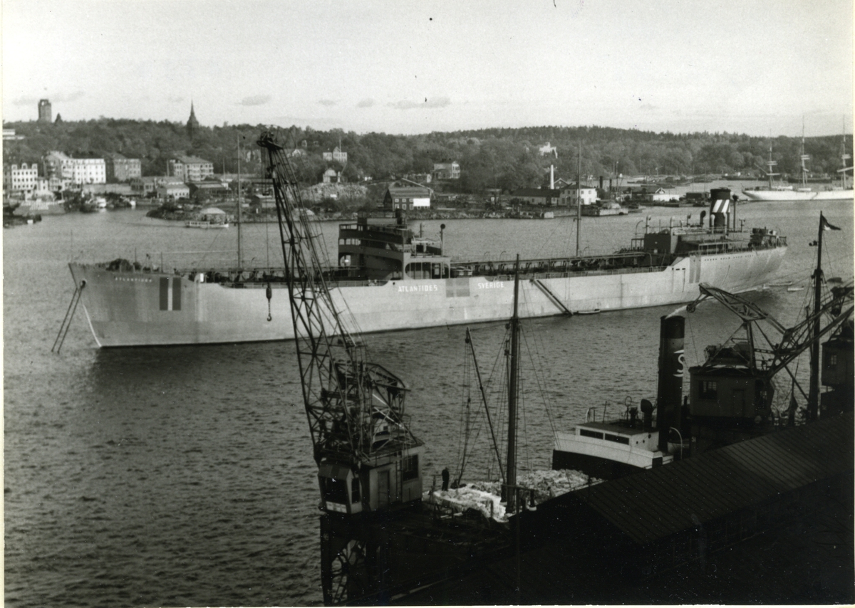 Ägare:/1941-45/: Rederi AB Atlantides. Hemort: Göteborg.