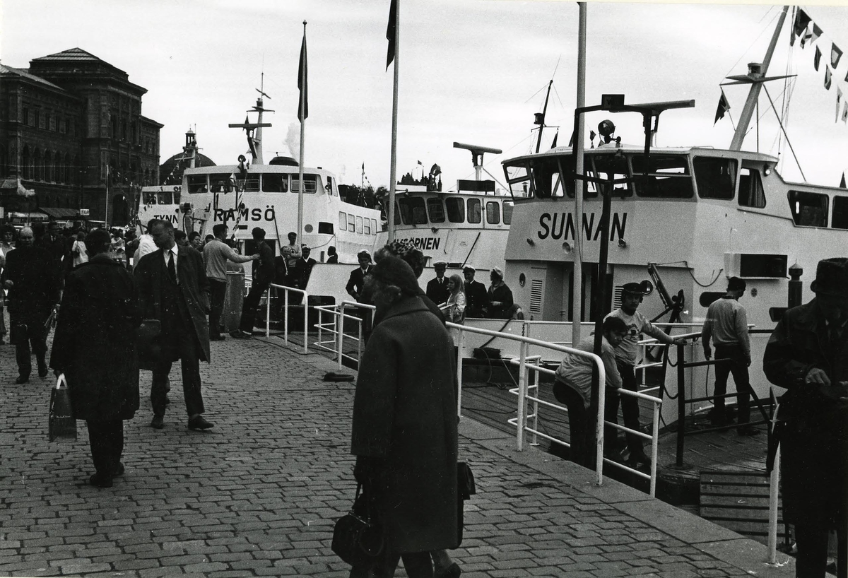 Motiv från Strömkajen 4/6 1969. Fartyg liggande vid kajen fr. v. Tynningö, Ramsö, Havsörnen, Sunnan.
