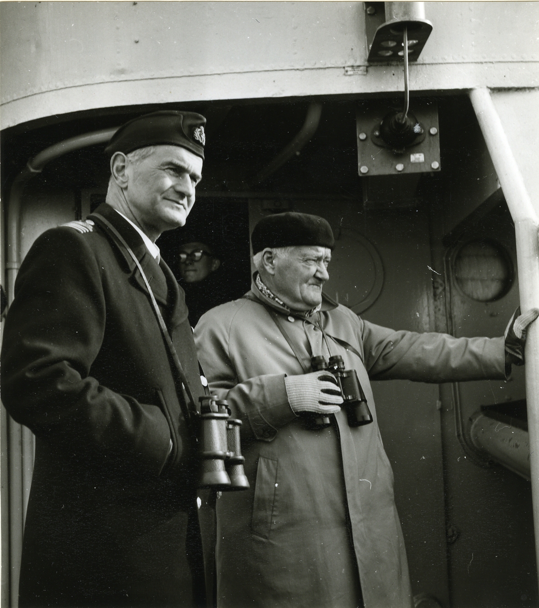 Kommendör  (num. pensionerade amiralen) Hans Uggla välkomnar en svensk riksdagsman ombord på ett av flottans fartyg 1962.