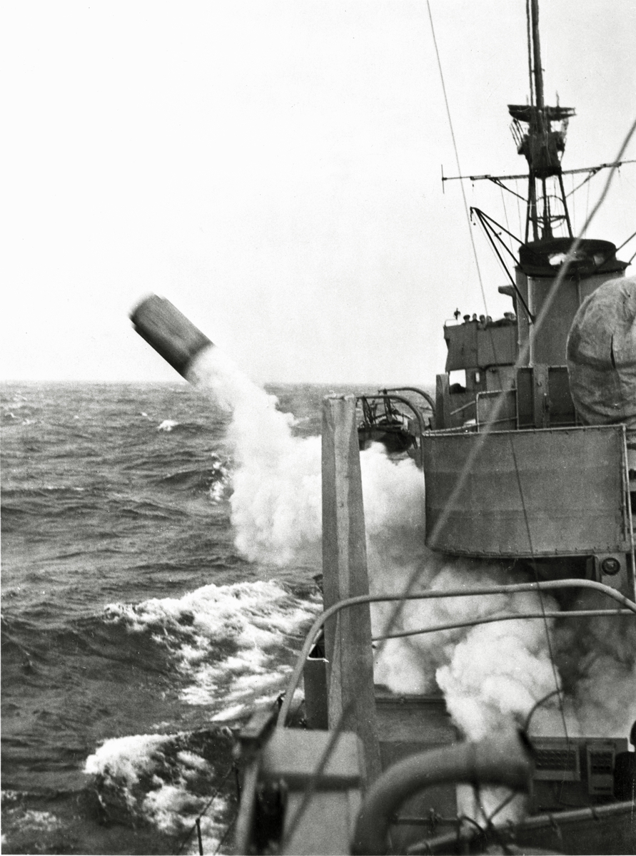 Ubåtsjakt på fregatten Nordenskjöld. Bilden visar avfyrning av sjunkbomb på styrbordssidan. - Sjöhistoriska museet / DigitaltMuseum
