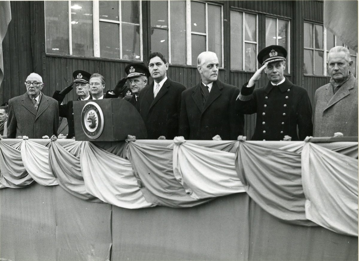Ubåten Uttern sjösätts vid Kockums varv i Malmö 14.11.1958.
Flottan repr av bl.a. från höger: Konteramiral E.M. Anderberg, Viceamiral Stig Hansson-Ericson och Konteramiral Jadeur Palmgren.