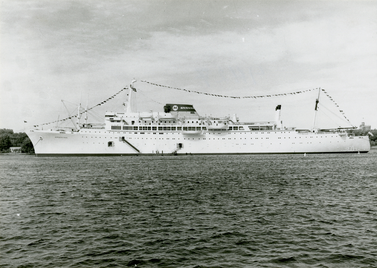 Foto från 1963 visande turist-& passagerarturbinångfartyget ARGENTINA för ankar på Stockholms ström.