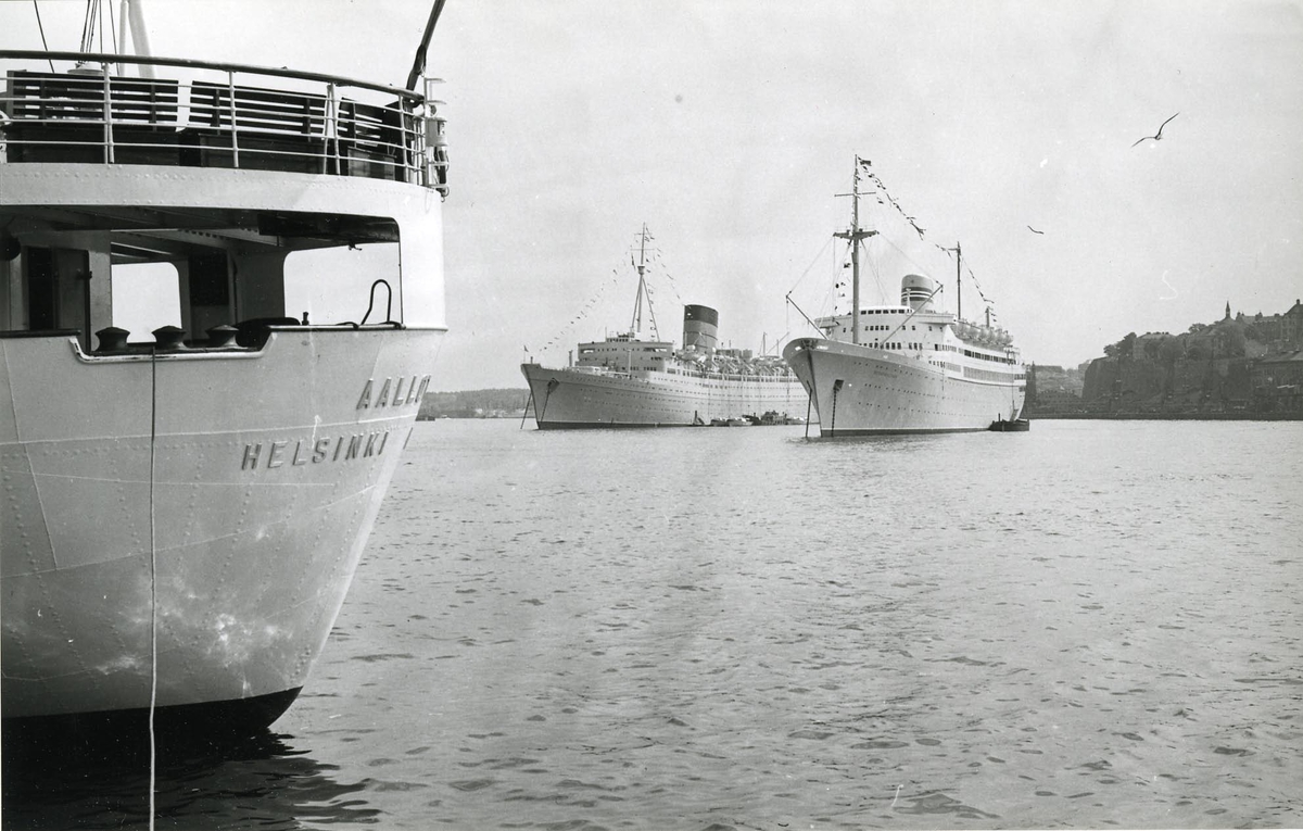 Foto från 1959 visande turist- & passagerarfartygen "Caronia" och "Bergensfjord" för ankar på Stockholms ström.