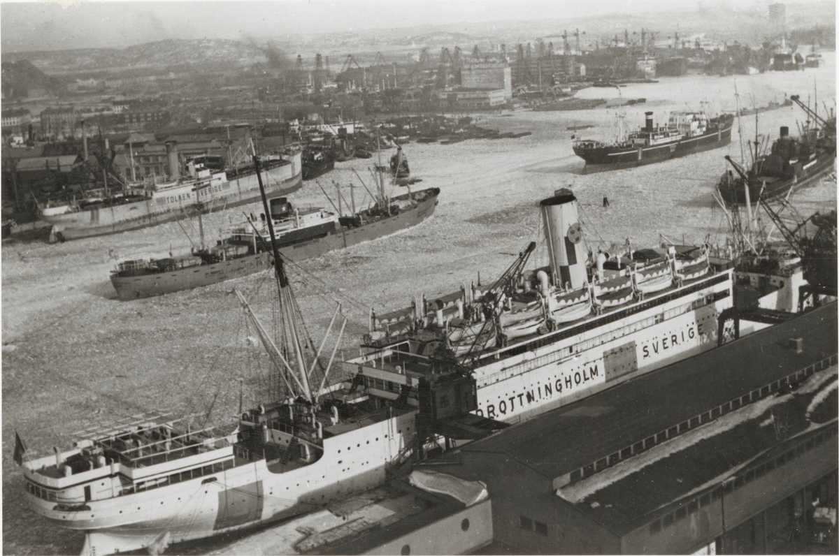 Foto i svartvitt visanden hamnen från SV. i Göteborg. I bakgrunden Lindholmshamnen och Götaverken.