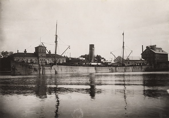 Lastångfartyget CAROLINA av Göteborg i Åhus hamn, den 29 augusti 1919.