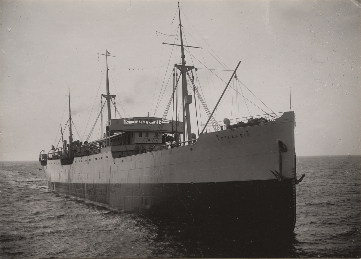 Lastmotorfartyget JUTLANDIA av Köpenhamn på ingående till Åhus den 8 juli 1920.