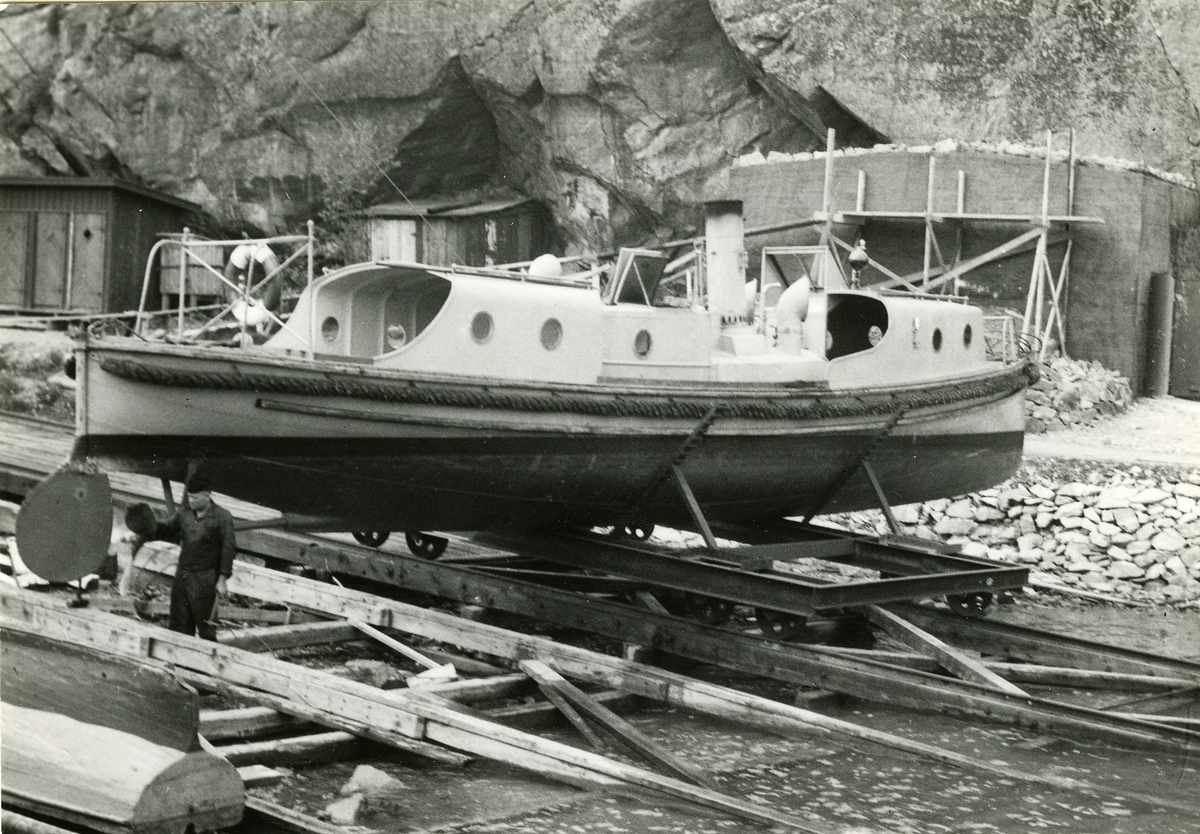 Motorbarkass på slip, vid motorbåtshamnen på Gålö.