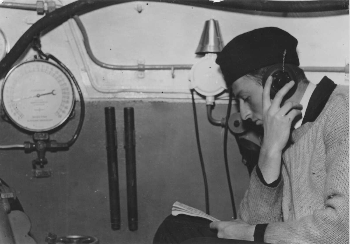 En örlogsman med hörtelefon ombord på bärgningsfartyget Belos. Troligen i samband med dykning med dykarklocka från fartyget.
