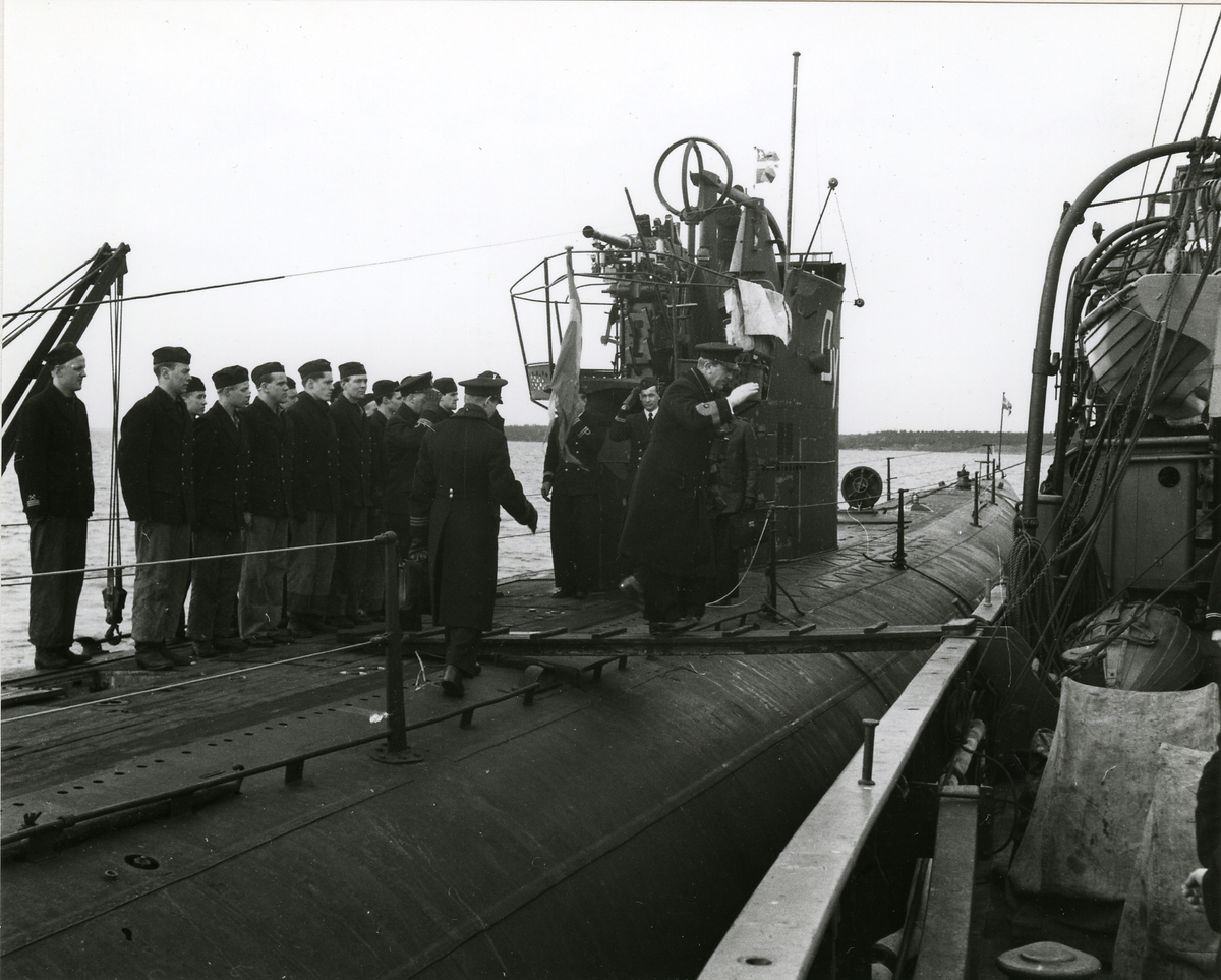 Chefen för kustflottan inspekterar bärgningsfartyget Belos och ubåtarna 1949.