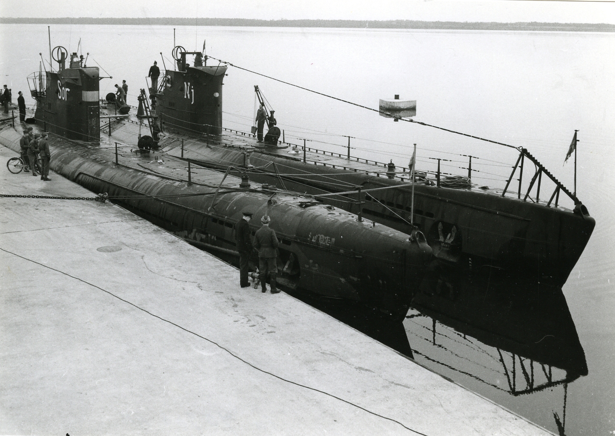 Ubåtarna Sjöormen och Najad vid kaj under 1:a ubåtsdivisionens besök i Fårösund år 1949.