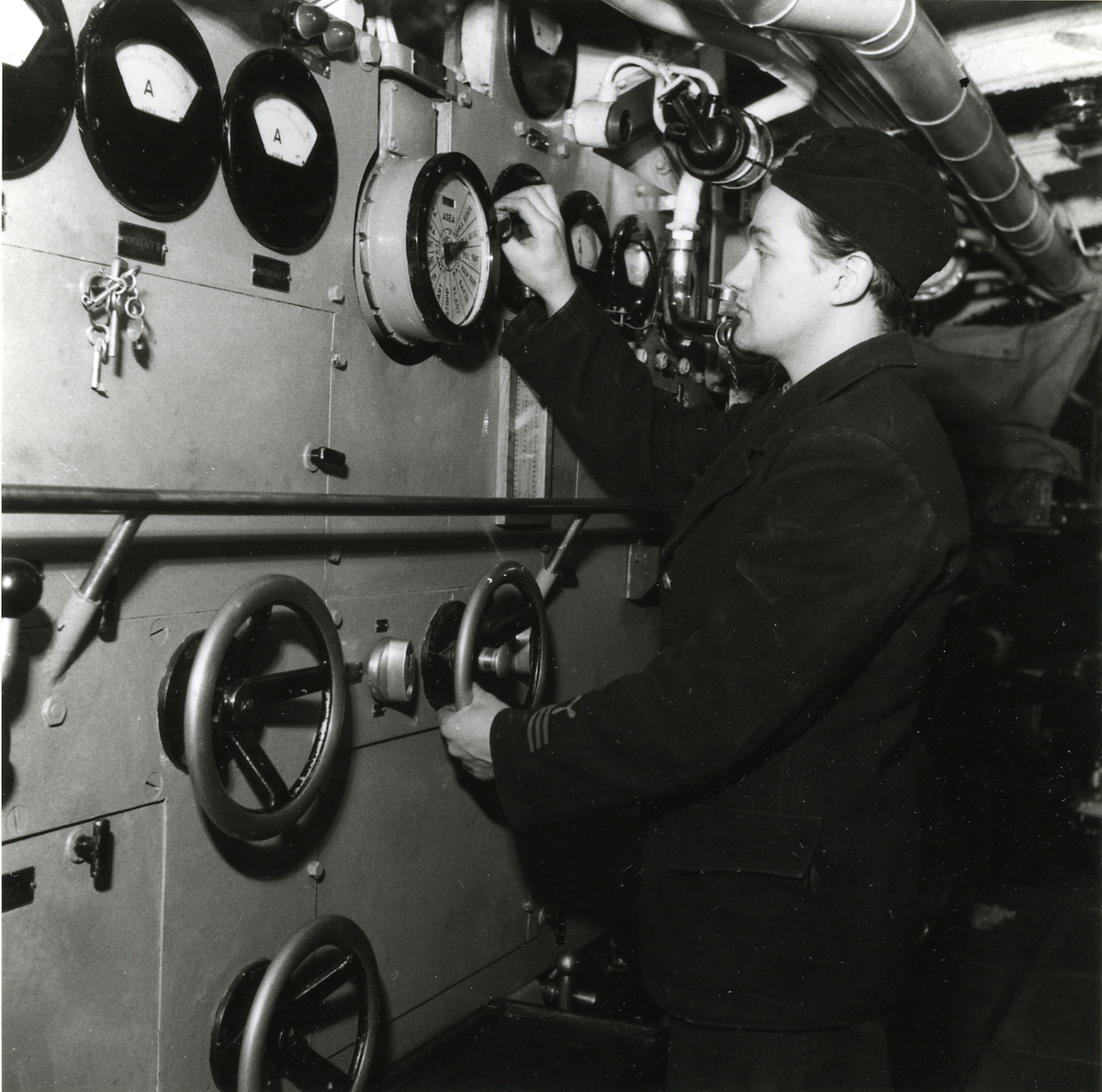 En man vid maskintelegrafen ombord på ubåten Sjöhästen 1949.