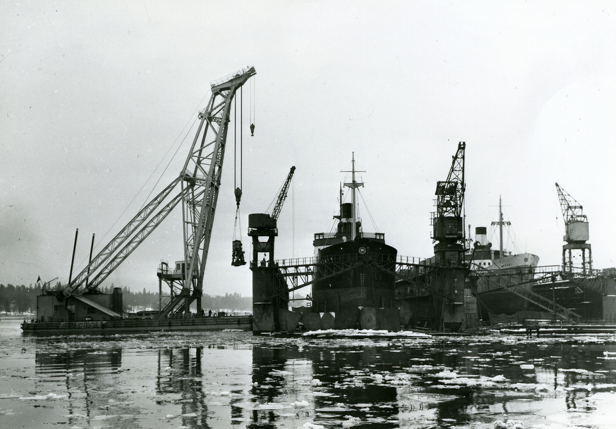 Finnboda varv. Flytdocka.
Enligt uppgift från besökare en återinsittning av ångmaskin i Irisbolagets ATAIR efter reparation. Pga av haveri på Nordlandskusten dec 57.