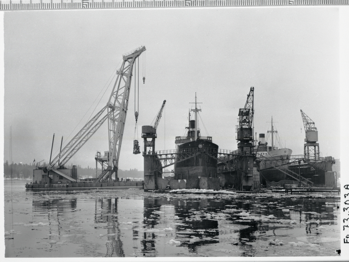 Finnboda varv. Flytdocka.
Enligt uppgift från besökare en återinsittning av ångmaskin i Irisbolagets ATAIR efter reparation. Pga av haveri på Nordlandskusten dec 57.