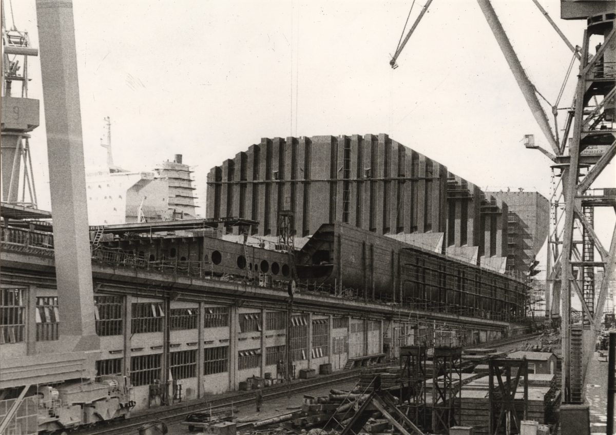 Malmtankfartyget SAGGAT av Stockholm under byggnad, aug. 1976.
