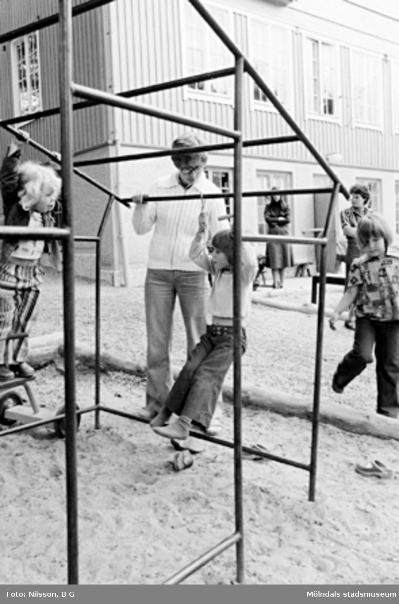 En pojke som leker i sandlådan. Holtermanska daghemmet 1973.