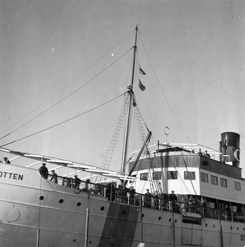 S/S Drotten av Visby med speciell signal hissad på förtoppen, när (fartyget) den ligger till i Visby hamn under förstätrkt försvarsberedskap, juli 1940. Fil lic Gunnar Jonssons undersökningsresa till Gotland 1940.