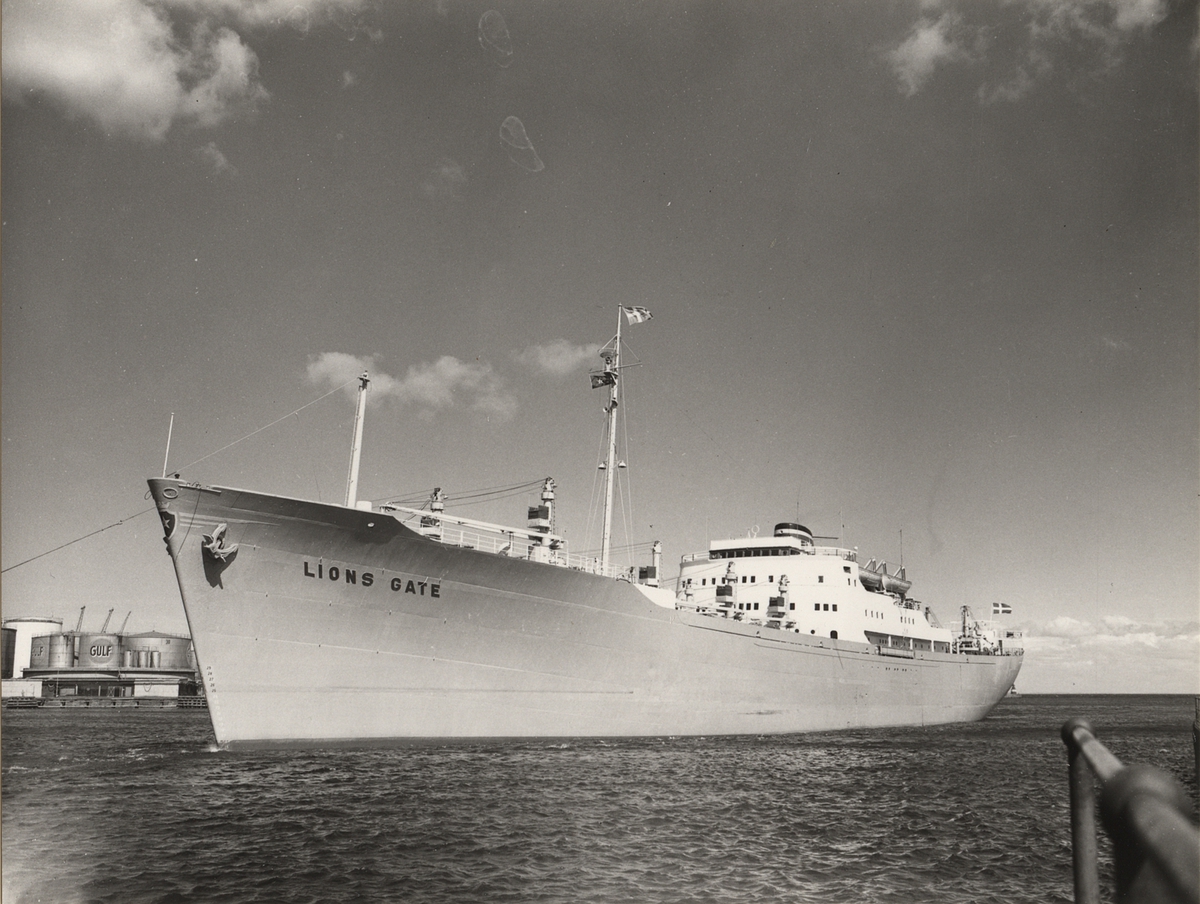 Foto i svartvitt visande lastmotorfartyget "LIONS GATE" taget i Köpenhamn april månad 1960.