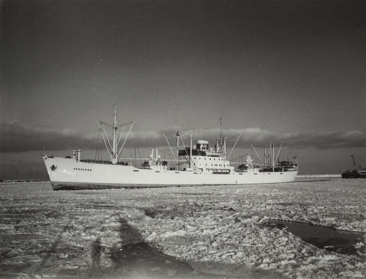 Foto i svartvitt visande lastmotorfartyget "VASALAND" taget i Köpenhamn år 1953.