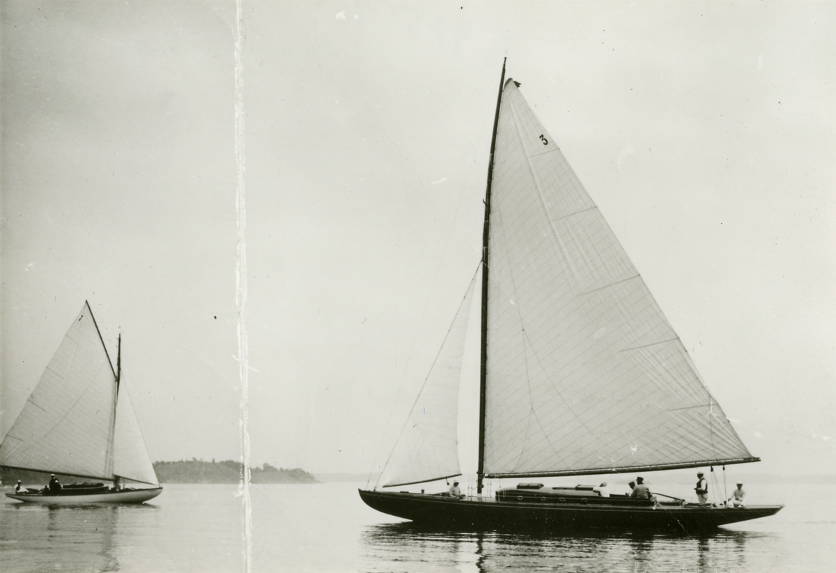Sannolikt 95 kvm skärgårdskryssaren "GÖTA" till höger, med den första krokiga masten, lanserad av August Plym 1914.