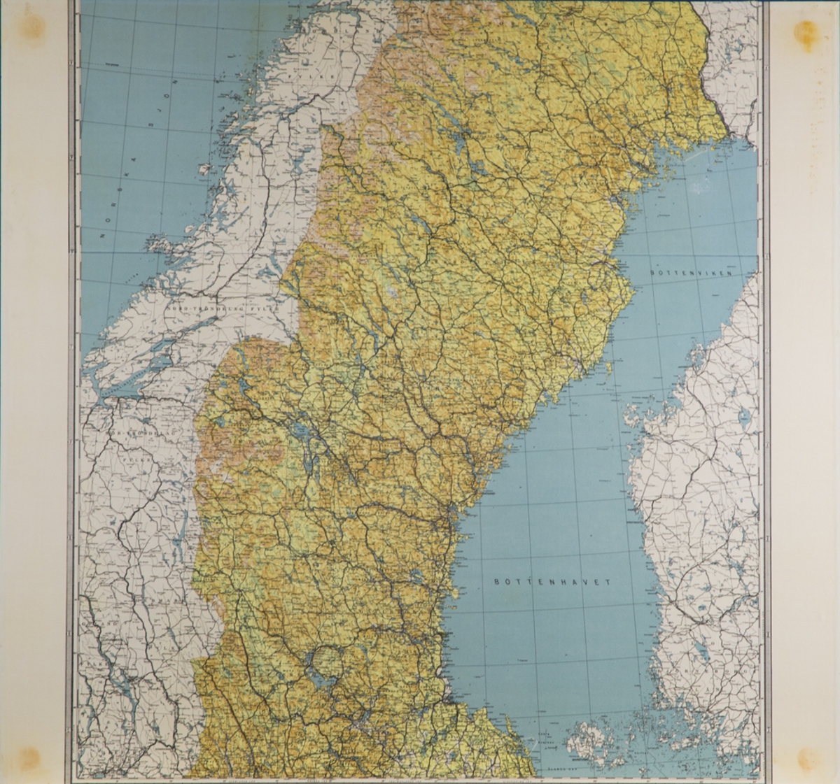 Karta över norra Sverige på en hård skiva (från i jämnhöjd med Åland i söder till Malmberget i norr)