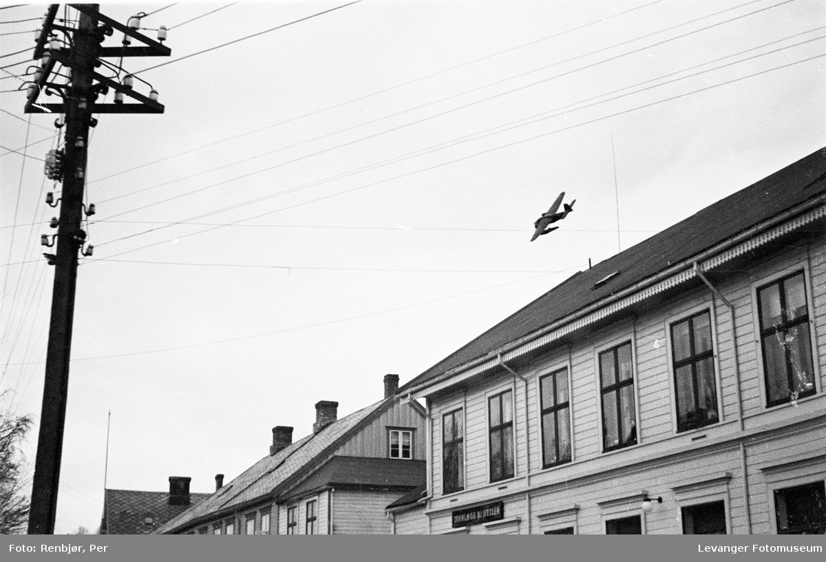 Tysk rekognoseringsfly over Levanger sentrum VIII