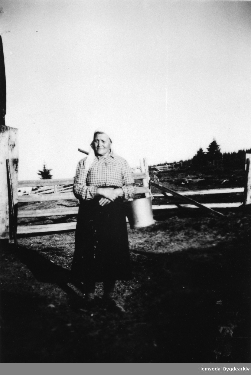 Anne Solheim ved Teigabua på Krosstølane , ca. 1945