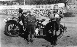 Frå venstre: Mikael Grøthe og Johnny Grøthe ved motorsykkele