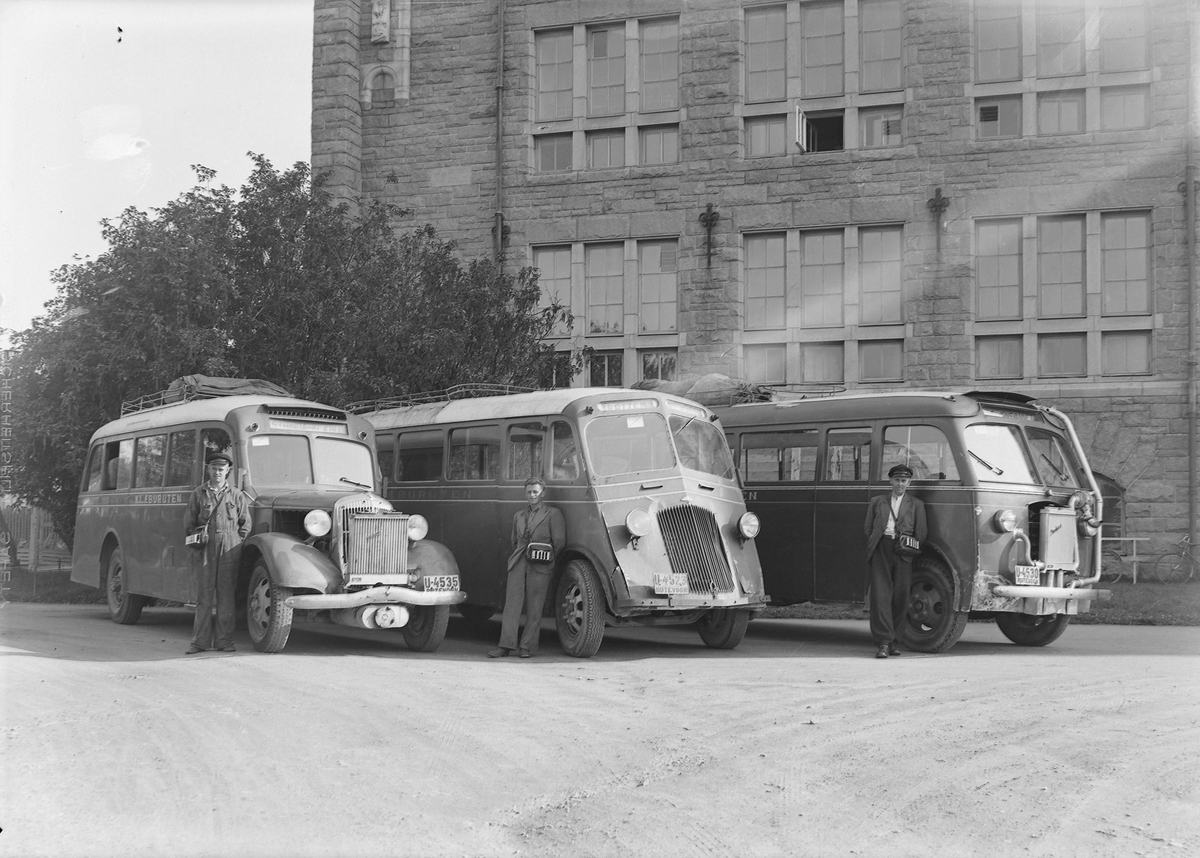 Tre busser fra Klæburuten med sjåfører foran hovedbygningen på NTH