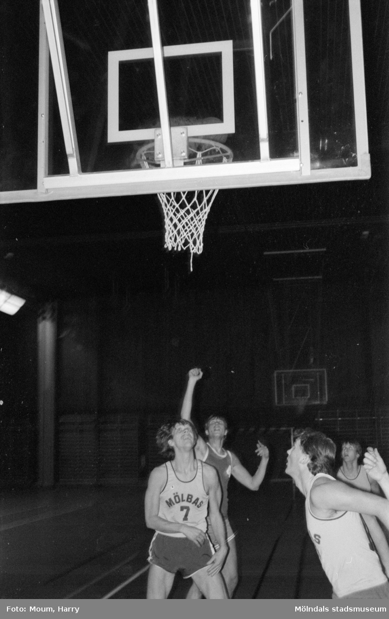 Basketmatch i Ekenhallen i Kållered, år 1985.

För mer information om bilden se under tilläggsinformation.