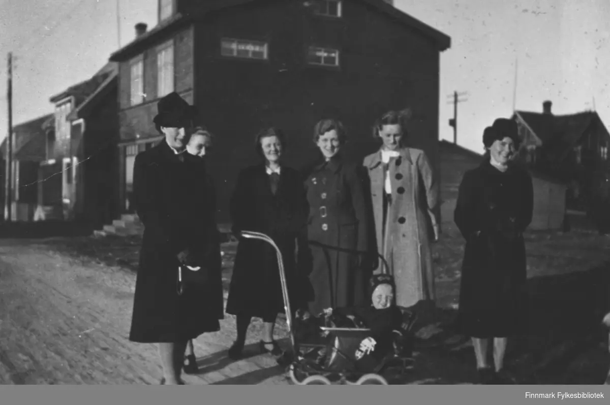 Bildet er tatt i 'værret' i 1939. Fra venstre: Jenny Andreassen, Åse Schanche, Ruth Nilssen, Gunvor Andersen, Henriette Schanche og Lilly Rolfsen. Babyen i forgrunnen muligens Tove Schanche.