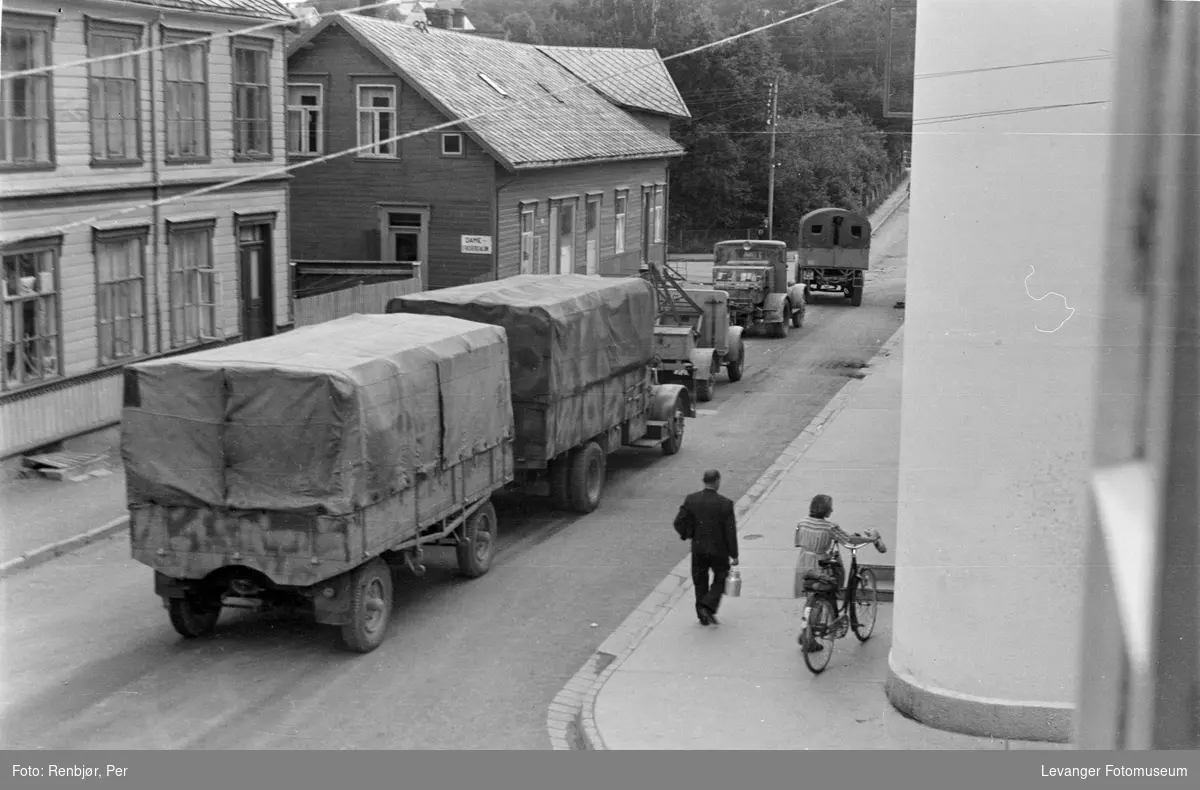 Tysk bilkolonne i Brugata i  Levanger.