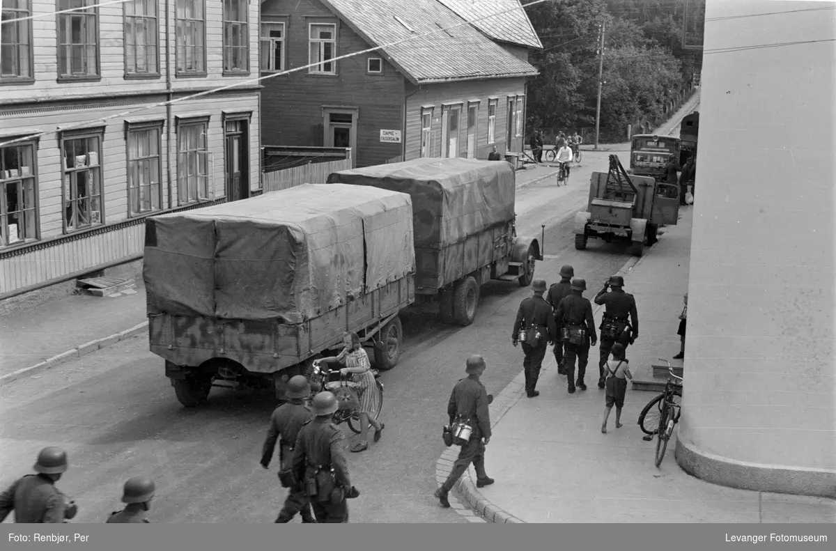 Tysk bilkolonne og soldater i Brugata i  Levanger.
