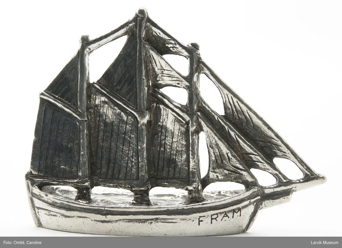 Miniatyrmodell av polarskipet Fram i tinn.