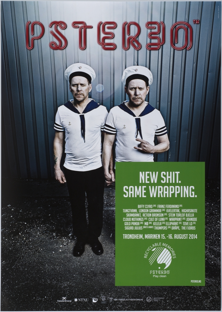 Grønn resirkulert sticker med headlinere for 2014 festet på festivalplakaten for 2013.