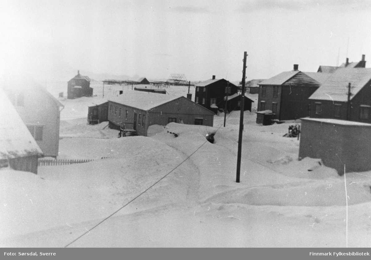 Bildet av hus i Vardø. Trehus. Det er vinter og snø.