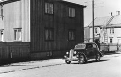 Bildet av huset til Paulsen i Vardø fra 1936. Foran huset st