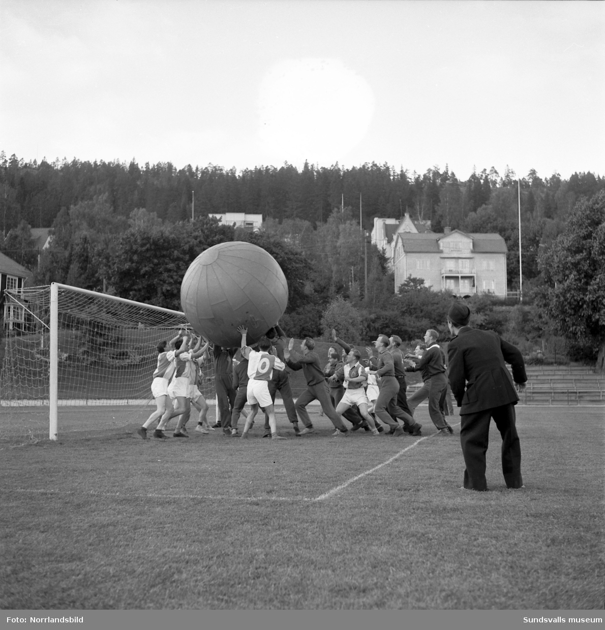 Det var festligt värre i Idrottsparken hösten 1952 då 900 besökare introducerades för det i Sundsvall nya sportfenomenet pushboll. En gigantisk boll med en diameter på 183 centimeter hade så att säga huvudrollen och i premiärmatchen möttes Brandkåren och GIF Sundsvall. Slutresultatet 8-0 för Brandkåren vittnar väl om att traditionell fotbollsteknik inte var framgångsrika kunskaper i denna variant av bollsport. I lokalpressens referat framgick att de atletiska brandmännen senare besegrade även Järnvägen (9-0) och att hjälten i laget hette Sven Erik Eriksson, vilken på egen hand fixade en fempoängare.