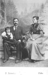 Et portrett av familien Schwartz. Den lille piken Alma sitte