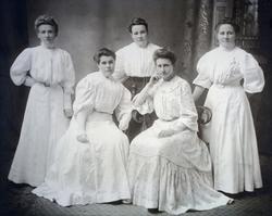 Et gruppeportrett av flere unge kvinner. Bildet er tatt ca. 