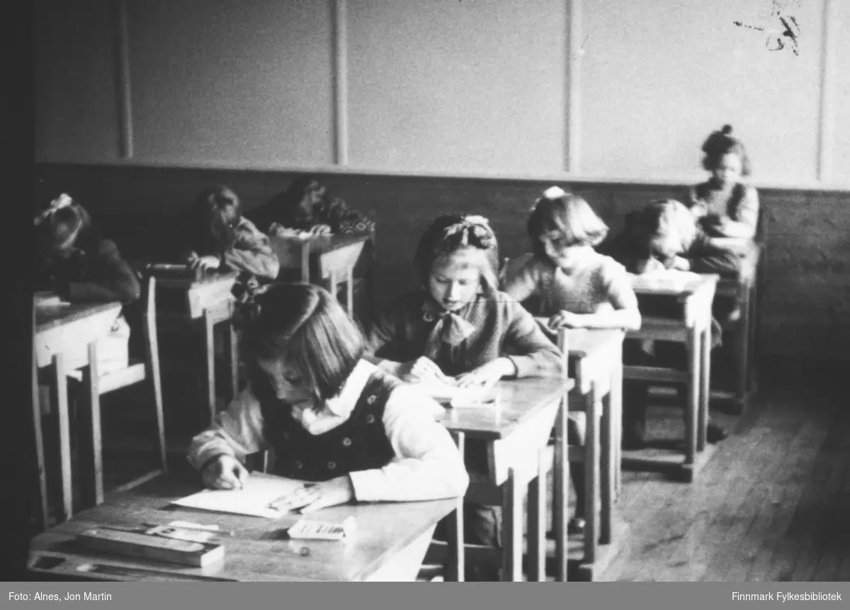 I klasserommet til 3. klasse ved Øksfjord barneskole, 1953. Elevene ...