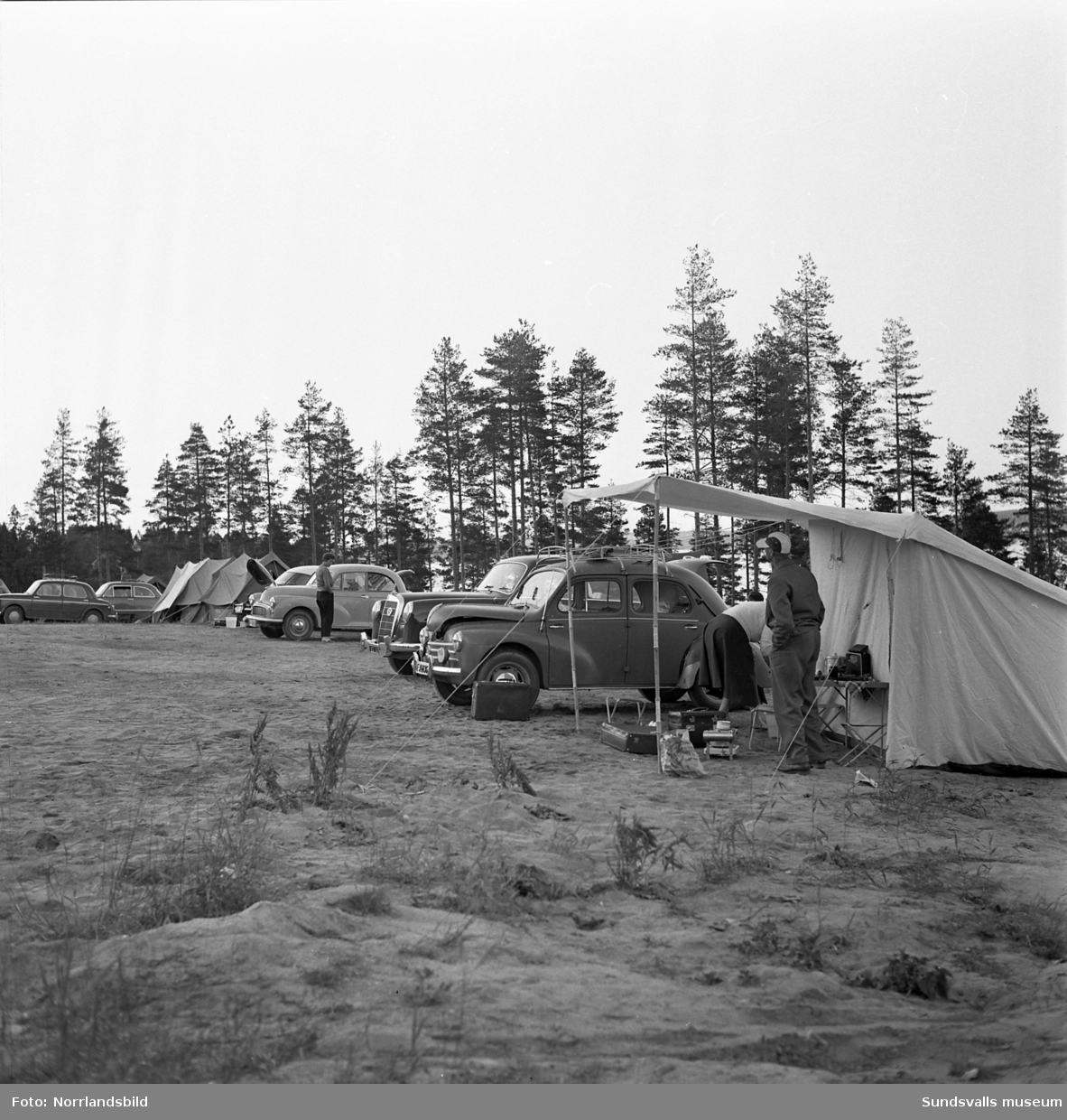 Fritidsanläggningar vid Fläsian och Dövikssjön. Camping, minigolf med mera.