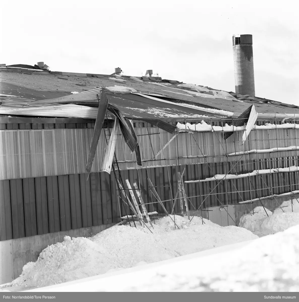 Plåttaket har blåst sönder på Sundsvalls islada i Gärde.